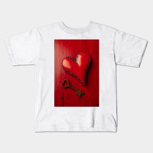 Rusty Skeleton Key And Red Heart Kids T-Shirt